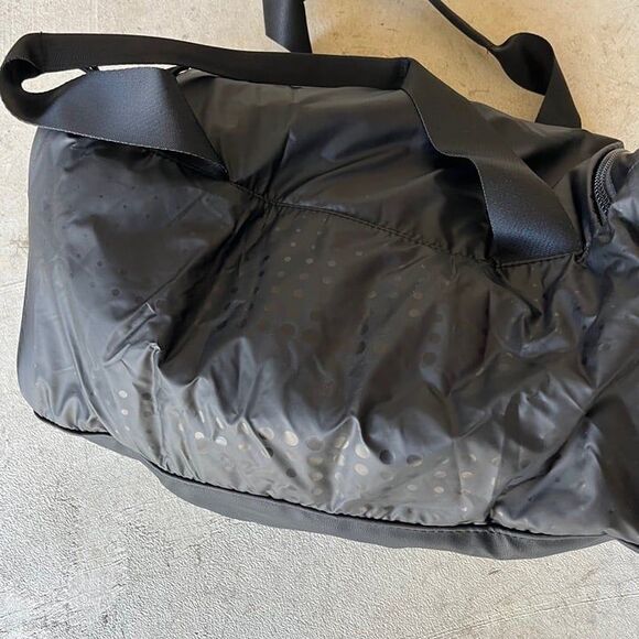 Official Peloton Gym Bag with Boxing Finger Gloves -- NEW - Picture 6 of 7